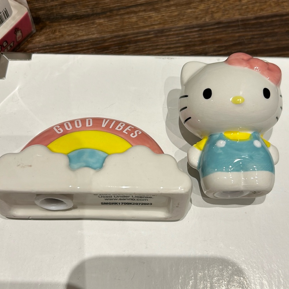 Hello Kitty - New Salt and Pepper Shaker Set Hello Kitty and Rainbow